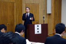 福島県立医科大学で行われた地域医療症例検討会の講演者が壇上で話している様子。