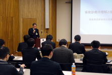 福島県立医科大学で行われた地域医療症例検討会の様子、講演者が壇上で話している。