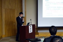 福島県立医科大学で行われた地域医療症例検討会で発表する研修医の山國遼先生。