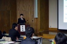 福島県立医科大学で行われた地域医療症例検討会の様子。壇上で発表する研修医と聴衆。