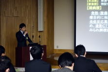 研修医の高畑陽介先生が講演を行っている様子。聴衆が前方を向いている。