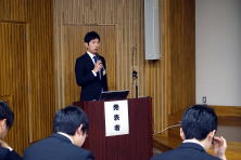 研修医の岩﨑陽平先生が南相馬市立総合病院で発表を行っている様子。聴衆が注目している。
