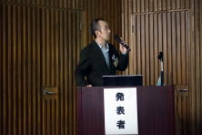 研修医の星英行先生が公立岩瀬病院で発表を行っている様子。背景には木目調の壁が見える。