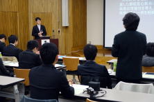 研修医が講演を行う福島県地域医療症例検討会の様子。聴衆が真剣に聞き入っている。