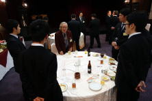 医療関係者が集まる会議の場で、テーブルを囲んで話し合う様子。