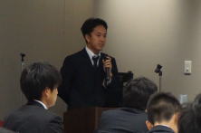 福島県立医科大学附属病院で講演を行う三澤友誉先生と聴衆の様子。