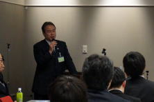 福島県立医科大学の地域医療症例検討会で講演する男性と聴衆の様子。