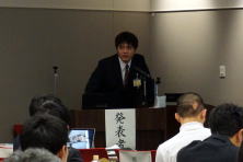 福島県地域医療症例検討会で講演する柳沼佑基先生が壇上に立っている様子。