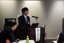 研修医の佐久間一理先生が福島県地域医療症例検討会で発表している様子。