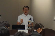 福島県立医科大学で行われた地域医療症例検討会の講演中の土佐太朗先生。