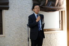 福島県立医科大学の講演会で話す男性がマイクを持っている様子。