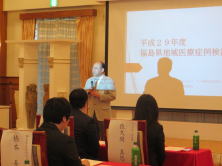 平成29年度福島県地域医療症例検討会で講演を行う講師と参加者の様子。