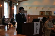 研修医が講演を行っている様子。背景には聴衆が座っている会場の風景が見える。