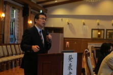 福島県地域医療症例検討会で講演する船橋裕司副会長の姿。
