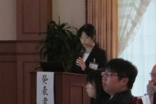 福島赤十字病院での地域医療症例検討会にて、発表を行う研修医の女性。