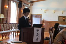 研修医が講演を行っている様子。背景には椅子が並び、会場は明るい雰囲気。