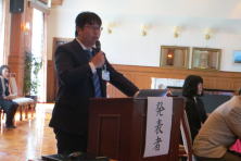 福島県立医科大学附属病院で講演を行う上野智史先生がマイクを持って話している様子。