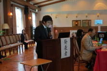 福島県立医科大学附属病院での地域医療症例検討会にて、研修医が発表を行っている様子。