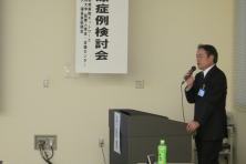 福島県地域医療症例検討会で講演する矢吹孝志副会長の姿。