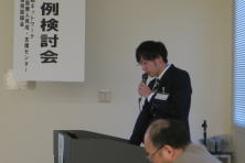 福島県地域医療症例検討会で発表する研修医の竹田悠太郎先生がマイクを持って話している様子。