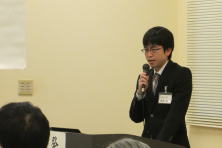 福島県地域医療症例検討会で発表する桑名圭祐先生がマイクを持って話している様子。