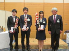 福島県地域医療症例検討会で表彰された学生たちがトロフィーを持って笑顔で立っている様子。