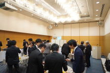 医療関係者が集まる会場での懇親会の様子。参加者が飲食を楽しんでいる。