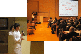 医療・福祉体験プログラムの健康講演会で講師が発表している様子。参加者が熱心に聴講している。