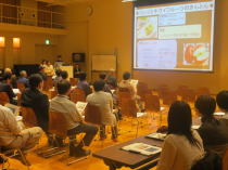 心電図セミナーの様子。参加者が講演を聴きながら資料を手にしている。