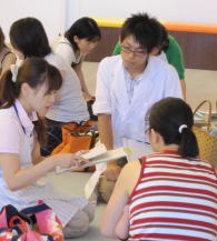 医療・福祉体験プログラムで対話を交わす学生たちの様子。