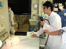 医療体験プログラムで内視鏡を操作する学生と医療スタッフの様子。