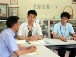 医療・福祉体験プログラムの一環として、医学生が地域医療について話し合う様子。