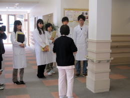 医療体験プログラムで高齢者と交流する学生たちの様子。