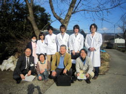 医療・福祉体験プログラムに参加した学生たちが、青空の下で集合している写真。