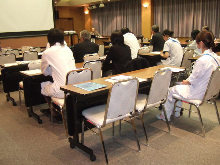 大学病院連携型高度医療人養成推進事業の講義中の様子、医療従事者が参加している。