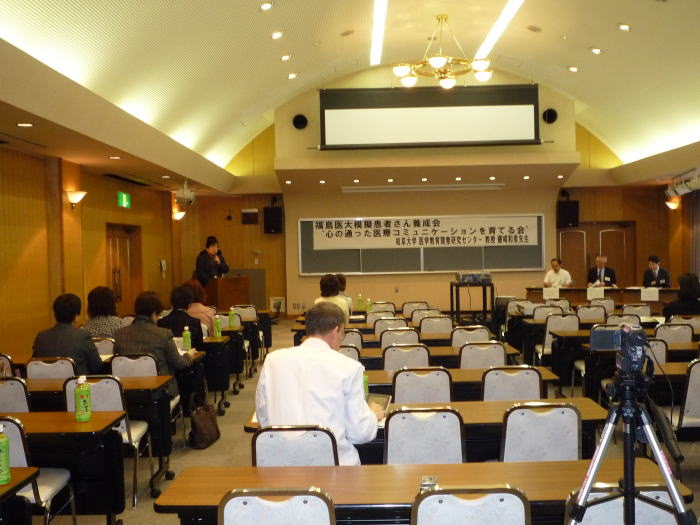 医療コミュニケーションに関する講演会の様子。参加者が座っている会場の風景。