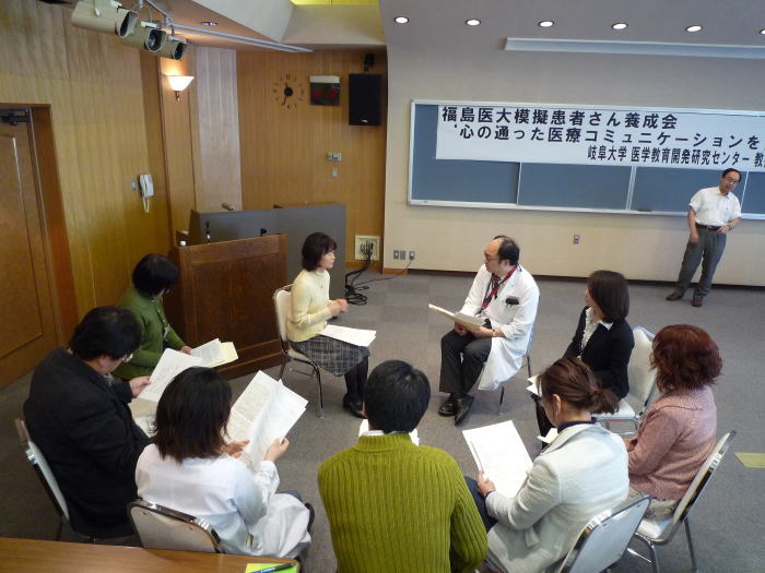 医療コミュニケーションの重要性を学ぶための模擬患者養成会の様子。参加者がディスカッションを行っている。