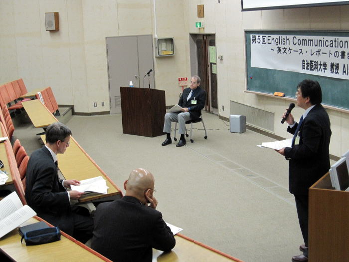 第5回English Presentation Skill Up Seminarの様子。講演者が聴衆に向けて話している。