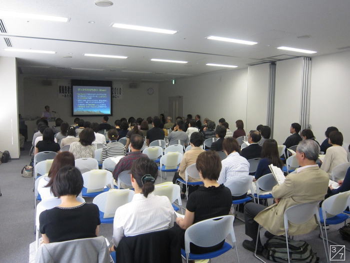 福島県立橘高等学校で行われた出前講座の様子。多くの参加者が講演を聴いている。