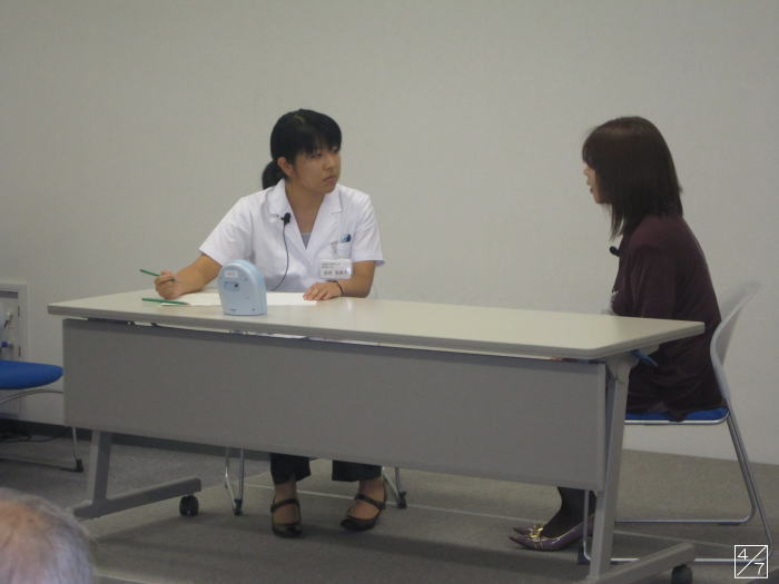 医療従事者が受講者と対話している福島県立橘高等学校での出前講座の様子。