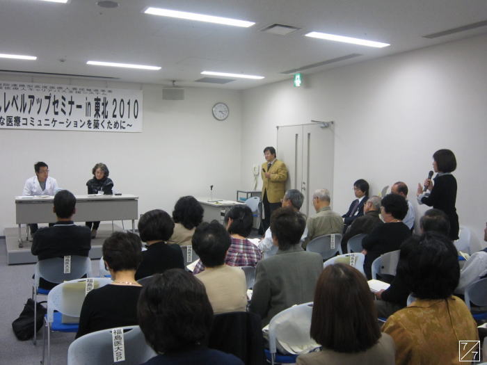 福島県立橘高等学校で行われた出前講座の様子。講師が参加者に向けて話している。
