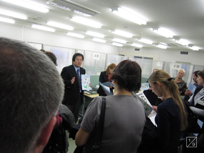 対ロシア技術研修支援のため、福島県立医科大学で行われた保健・医療分野の研修の様子。講師が参加者に説明している。