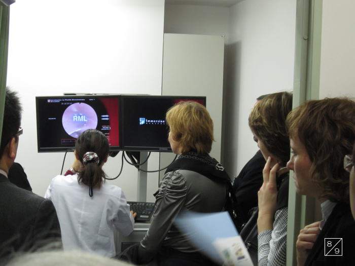 ロシアからの研修員が福島県立医科大学のスキルラボを視察し、モニターを見つめる様子。