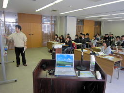 福島県立医科大学の教室で行われている講義の様子。参加者が真剣に聞き入っている。