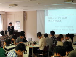 福島県立医科大学での講義中、参加者が熱心に聴講している様子。