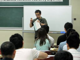 福島県立医科大学の講義で、参加者に向けて話す講師の姿。