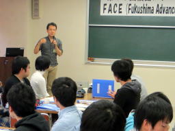 福島アドバンスド・コースの講義中、参加者が講師の話を聞いている様子。
