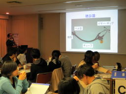 第13回福島アドバンスド・コースの講義中、聴診器の使い方を学ぶ参加者たちの様子。