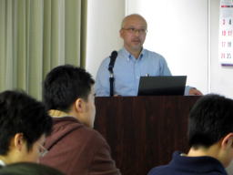 福島県立医科大学での講義中、講師が参加者に向けて話している様子。