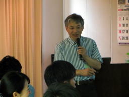 第15回福島アドバンスド・コースで講演する講師が参加者に向けて話している様子。